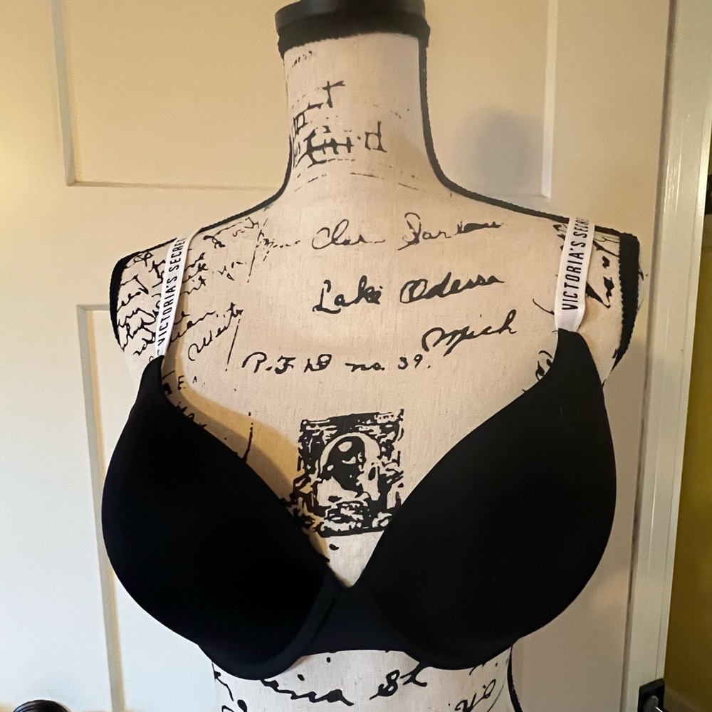 Victoria Secrets bra size 36D NWOT